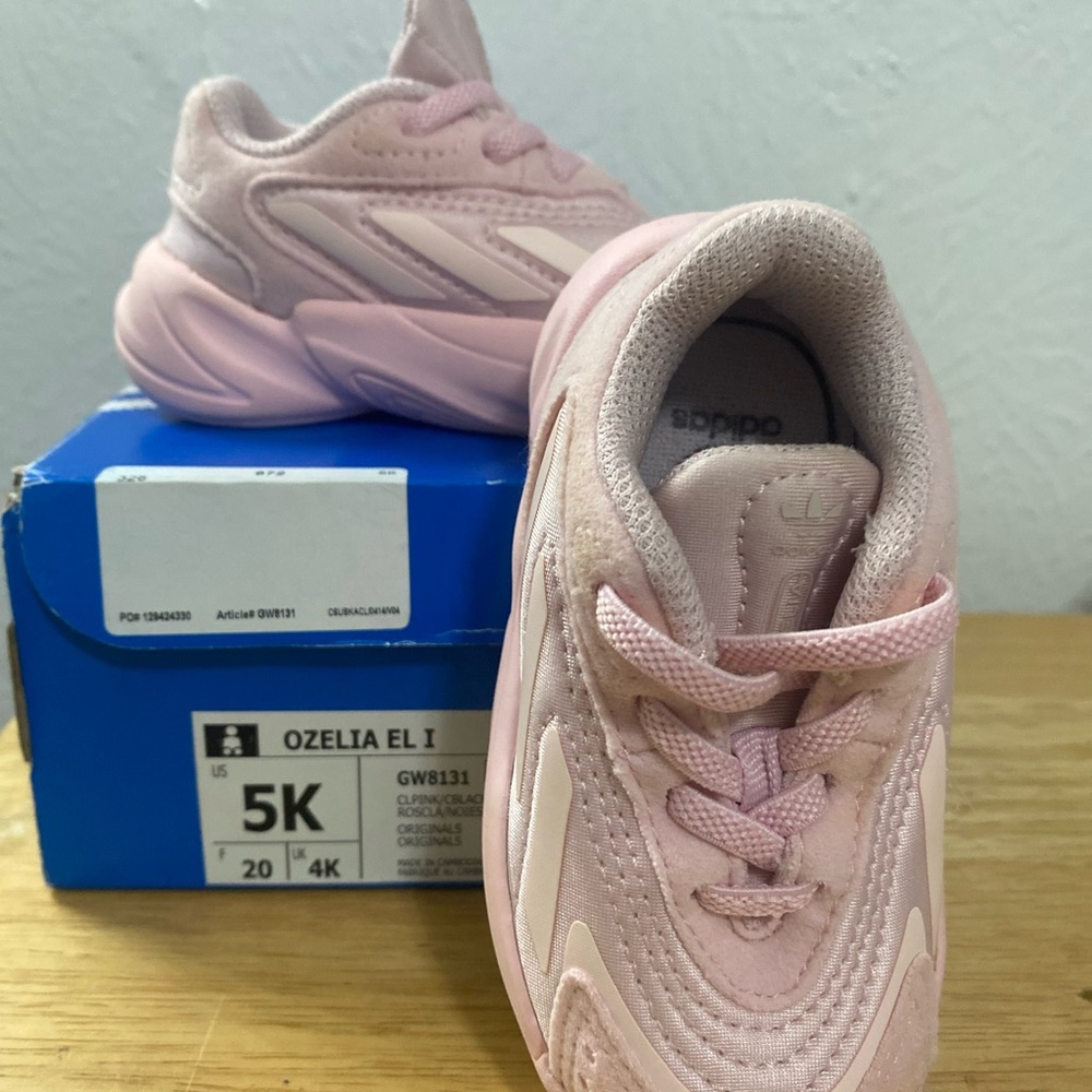 Adidas Girls Ozelia Size 5